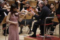 Italienische Violinistin Francesca Dego gastiert in Begleitung des Gürzenich-Orchester Köln unter der Leitung des britischen Dirigenten Sir Roger Norrington in der Philharmonie Köln (© Thomas Brill)